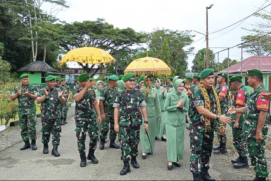 Danrem 012/Teuku Umar, Kolonel Inf. Benny Rahadian, S.E, M.Han, bersama ibu Ketua Persit KCK Koorcab Rem 012/TU PD Iskandar Muda, Ny. Rina Benny Rahadian, melaksanakan kunjungan kerja ke Kabupaten Simeulue, Provinsi Aceh, pada Selasa (04/11/2025). Foto: Situasi.co.id