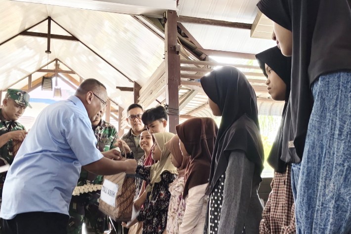 Kapok Sahli Pangdam Iskandar Muda Brigjen TNI Bambang Sulistyo Hery, T, S.Sos., M.Han, menyalurkan tali asih kepada puluhan anak yatim piatu, di Penginapan Graha D’Fit, Desa Kolok, Kecamatan Simeulue Timur. Sabtu (08/11/2025). Foto : Ist