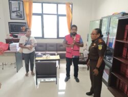 Penyerahan Tersangka Kasus Korupsi ke Kajari Biak Numfor