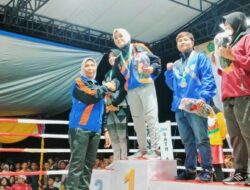Pj Bupati Nagan Raya Kalungkan Medali Emas Kepada Yolanda Safitri Atlet tinju Nagan Raya PORA XIV