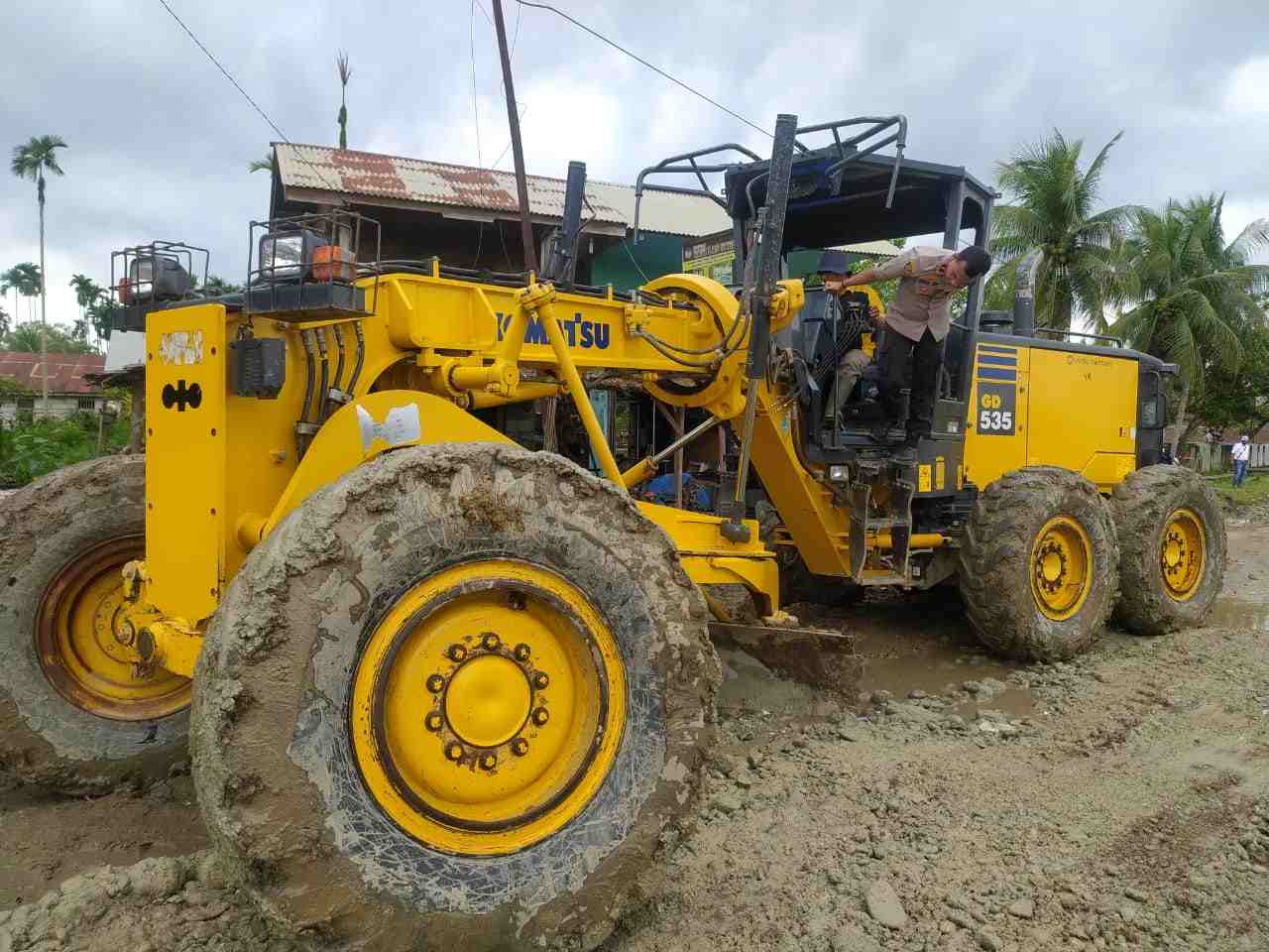 Dengar Keluh Kesah Masyarakat, Kapolsek Cot Girek Perbaiki Jalan Rusak 1 IMG 20221227 WA0040 11zon