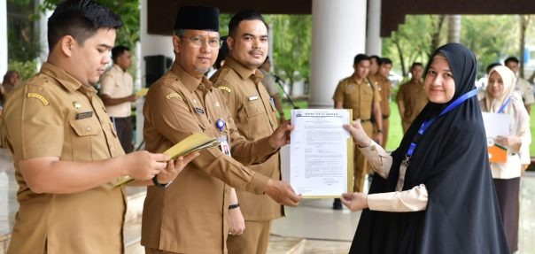 Sekda Serahkan 462 SK Tenaga Kontrak di Wilayah Aceh 1 Asisten Administrasi Umum Sekda Aceh