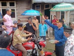 Camat Teluk Dalam Hadiri dan Serahkan Alat Pertanian Kepada Masyarakat Desa Kuala Baru