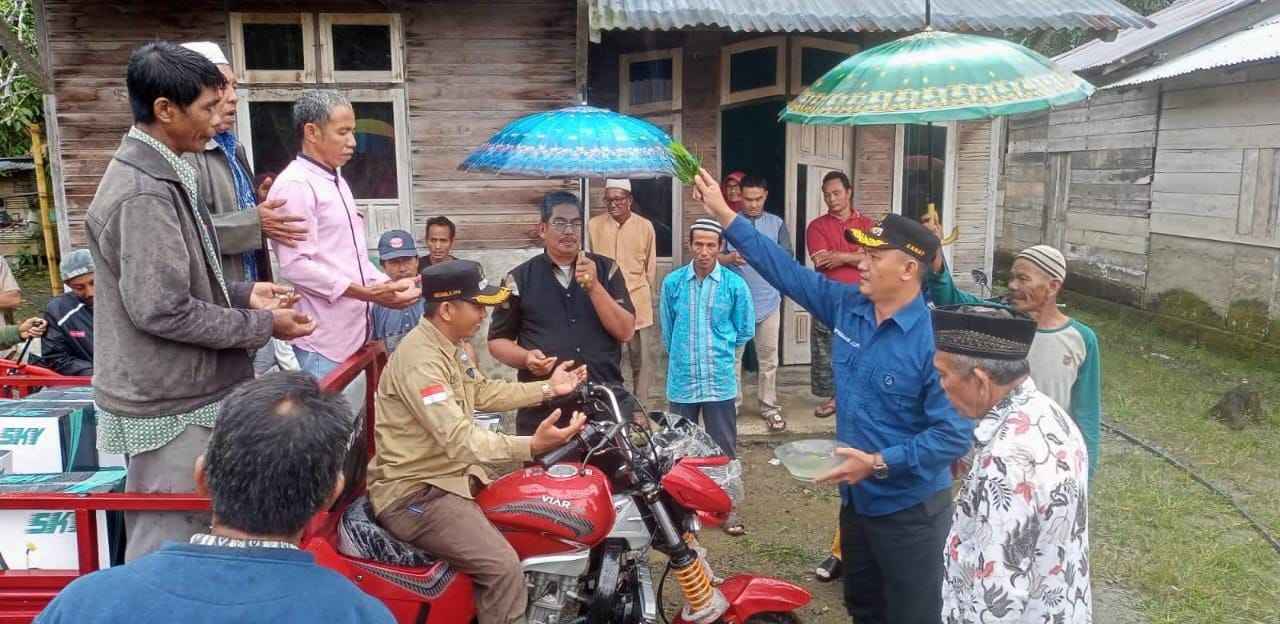 Camat Teluk Dalam Hadiri dan Serahkan Alat Pertanian Kepada Masyarakat Desa Kuala Baru 1 PESIJUK 11zon
