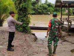 Personil Polsek Simpang Jernih Bersama Anggota Koramil 10 SPJ Pantau Daerah Rawan Banjir
