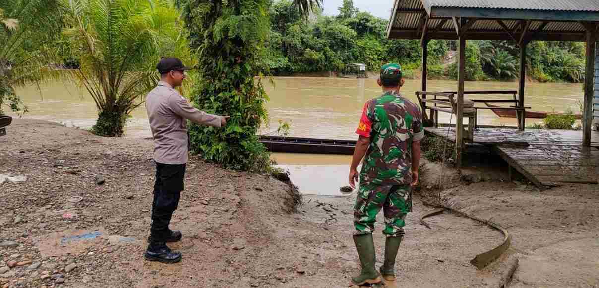 Personil Polsek Simpang Jernih Bersama Anggota Koramil 10 SPJ Pantau Daerah Rawan Banjir 1 Polsek dan Koramil Simpang Jernih 11zon