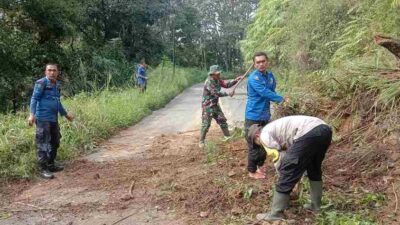 Sinergi TNI-Polri dan Pemadam Kebakaran Bersihkan Material Longsor