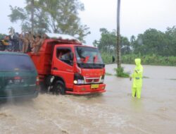 Ketinggian Air Pada Badan Jalan Mencapai 30-40 Cm, Personel Satlantas Polres Pidie Dikerahkan Bantu Pengendara Lewati Banjir