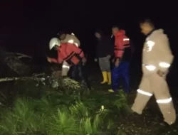 Personel Polsek Bandar Bersihkan Material Longsor Yang Menutupi Badan Jalan Akibat Curah Hujan Tinggi dan Angin Kencang