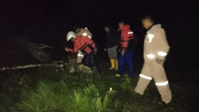 Personel Polsek Bandar Bersihkan Material Longsor Yang Menutupi Badan Jalan Akibat Curah Hujan Tinggi dan Angin Kencang