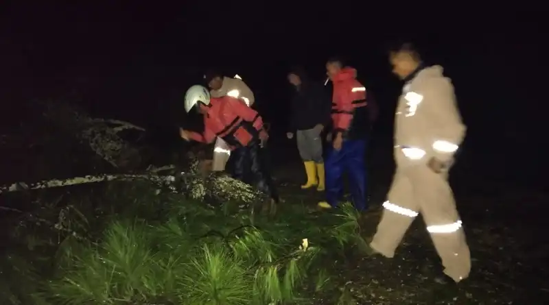 prsonel polsek bandar bersihkan badan jalan