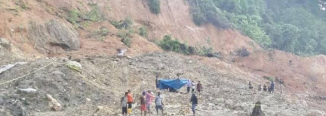 Proses evakuasi jenazah Said Bukhari, korban tertimbun tanah longsor