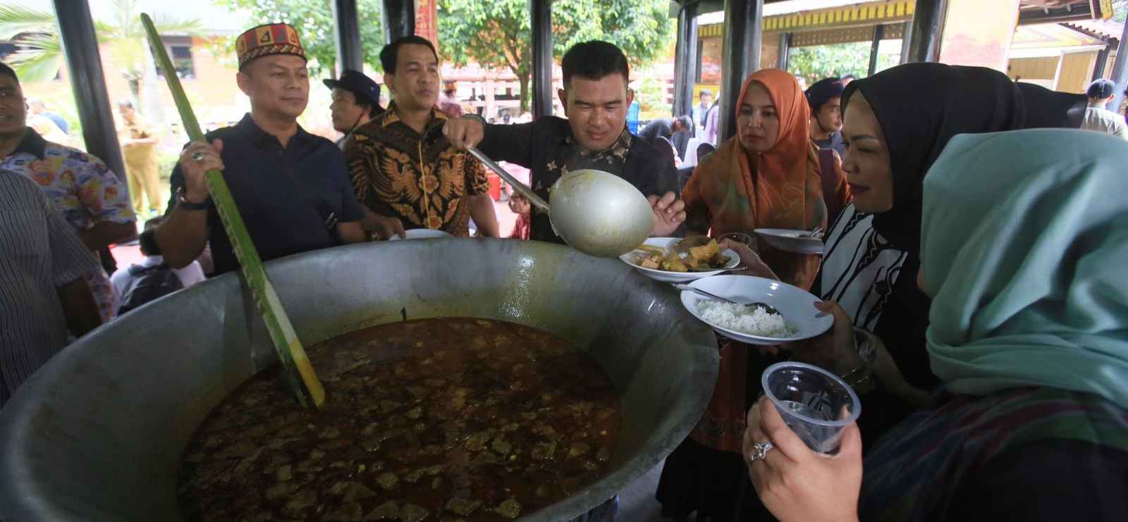 Disbudpar Aceh saat Menyeduh Kuah Beulangong.