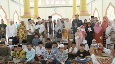 Sekda Aceh Bersilaturrahmi Bersama Warga Gampong Geunteng Barat dan Santri Dayah Qaryatul Huda