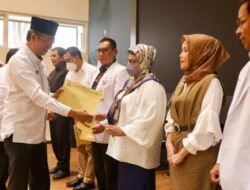 Asisten III Sekda Aceh Serahkan 96 SK dokter Spesialis USK yang Bertugas di RSUDZA