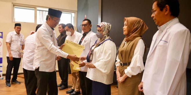 Asisten III Sekda Aceh Serahkan 96 SK dokter Spesialis USK yang Bertugas di RSUDZA 1 IMG 20230215 WA0005 660x330 1