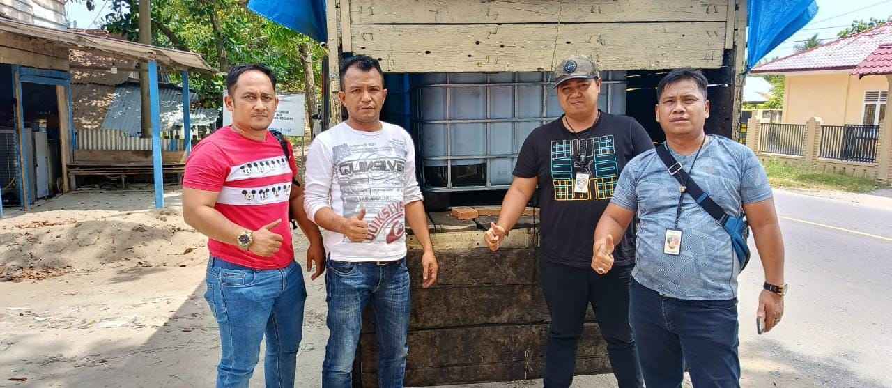 Ditreskrimsus Polda Aceh Tangkap Terduga Pelaku Penimbunan 1,5 Ton Solar Subsidi 1 di jalan Prof. A. Majid Ibrahim Lhok Banie, Kecamatan Langsa, Kota Langsa, Kamis (23/02/2023).