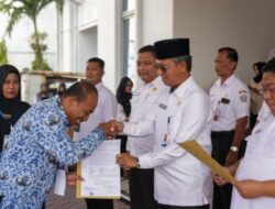 Asisten Administrasi Umum Sekda Aceh Serahkan 678 SK Kenaikan Pangkat dan Pensiun Pegawai Pemerintah di 6 Kabupaten Kota