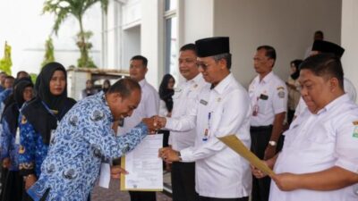 Asisten Administrasi Umum Sekda Aceh Serahkan 678 SK Kenaikan Pangkat dan Pensiun Pegawai Pemerintah di 6 Kabupaten Kota