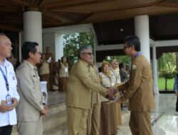 1.146 SK Diserahkan Sekda Aceh Kepada Pensiun dan Naik Pangkat Pegawai Pemerintah