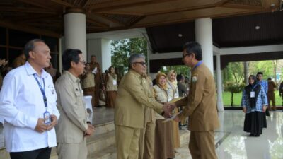 penyerahan sk kenaikan pangkat dan pensiunan aceh