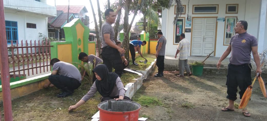 Sambut Bulan Suci Ramadhan, Polsek Simeulue Timur dan Warga Desa Suka Karya Bersih Mesjid 1 personil Polsek Simeulue Timur bersama Masyarakat bergotong royong membersihkan Mesjid Istiqamah