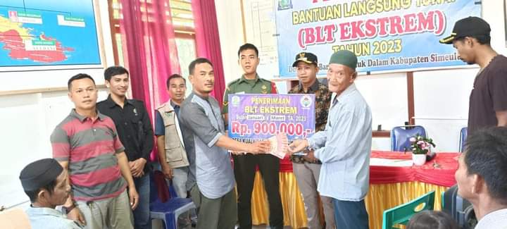 Jelang Lebaran, PemDes Kuala Baru Serahkan BLT Ekstrem Tahun 2023 1 FB IMG 1681388744562