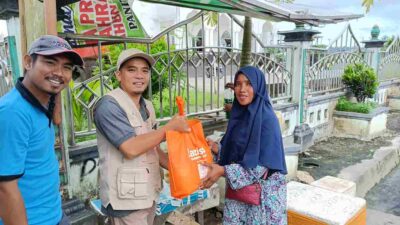 Ketua Lazizmu Adi Shaleh Serahkan paket bantuan ramadhan. (Foto : Agus Muliadi)
