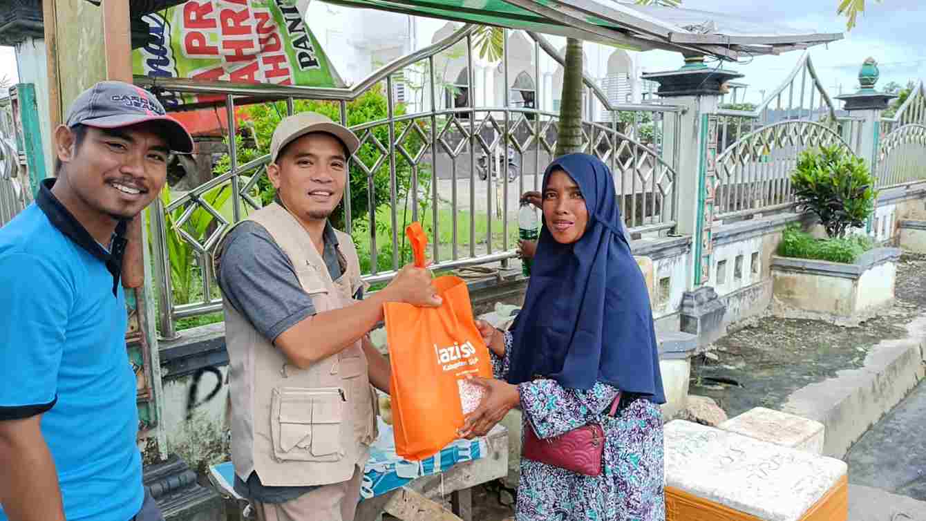 Ketua Lazizmu Adi Shaleh Serahkan paket bantuan ramadhan. (Foto : Agus Muliadi)