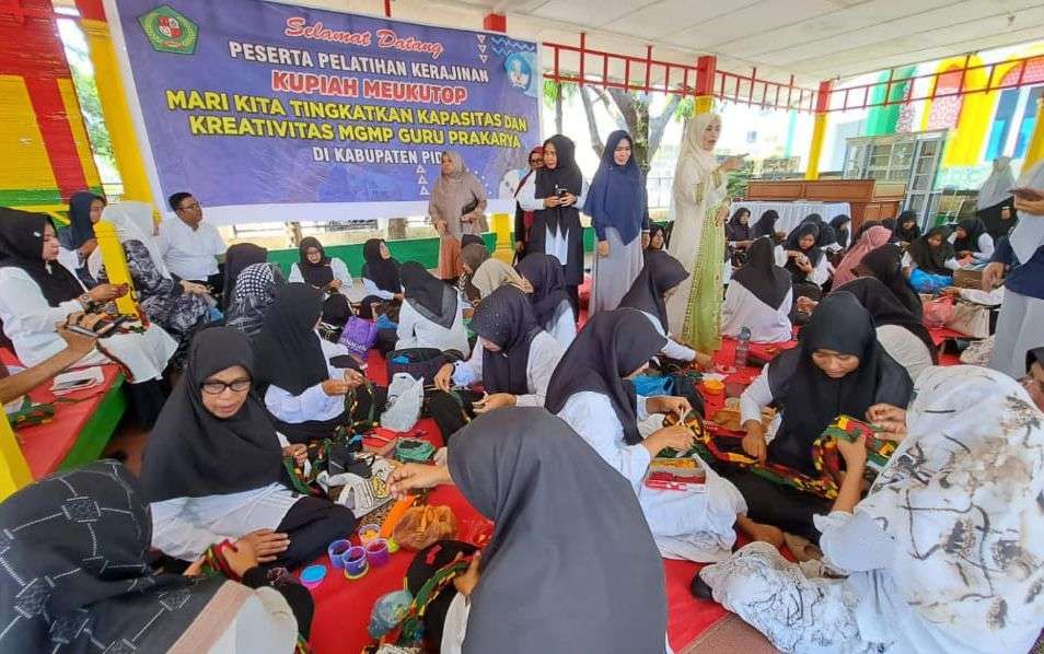 Disbudpar Dukung Generasi Mudah Lestarikan Seni Tradisional Aceh 1 kupiah-meukeutop