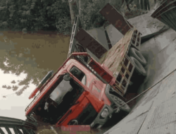 Akibat Beban Terlalu Berat, Mobil Trado dan Excavator Jatuh di Sungai Lalla
