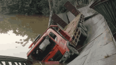 Akibat Beban Terlalu Berat, Mobil Trado dan Excavator Jatuh di Sungai Lalla
