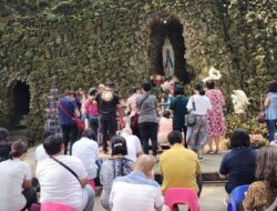 Ratusan Umat Kristen Ibadah Misa di Gua Maria Bukit Kanada