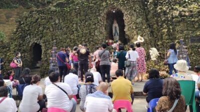 Ratusan Umat Kristen Ibadah Misa di Gua Maria Bukit Kanada