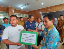 Serahkan Bonus Peraih Mendali Pora 2022: Ini Harapan Pj Bupati Simeulue