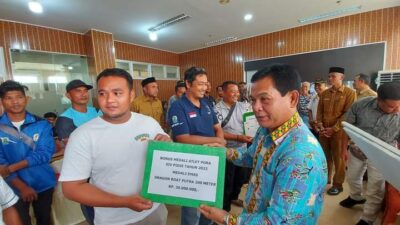 Serahkan Bonus Peraih Mendali Pora 2022: Ini Harapan Pj Bupati Simeulue