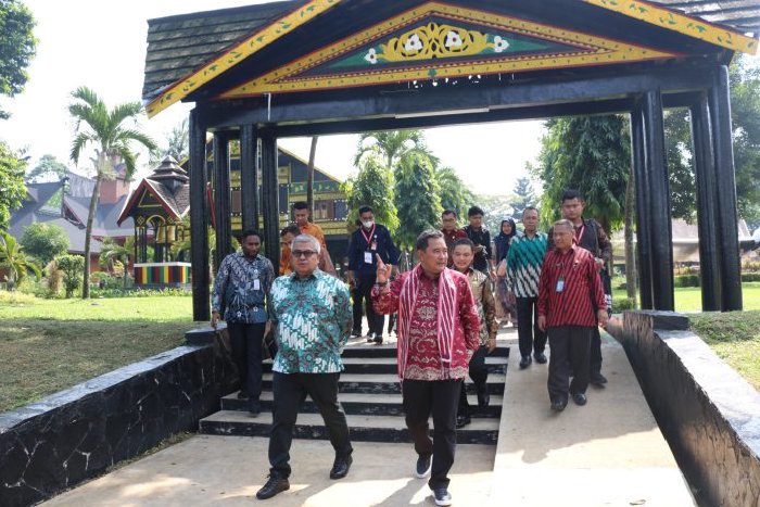 Sekretaris Daerah Aceh Bustami, SE, M.Si