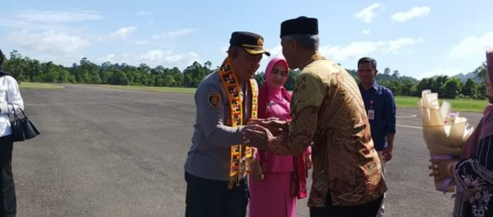 Pj Sekda Simeulue Sambut dan Pesijuek Kapolres Baru AKBP Sujoko 1 Pj. Sekretaris Daerah Asludin M.Kes sambut kedatangan Kapolres Baru di Bandara Lasikin. Sabtu (15/07/2023) (Foto: Agus Muliadi)