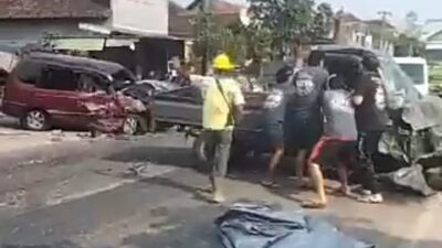 Mobil Toyota Kijang dan Pick Up Adu Jotos, Penumpang Luka-Luka