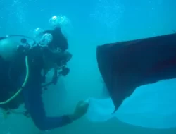 Peringati HUT Kemerdekaan RI ke-78, ODC USK kibarkan Bendera di Bawah Laut