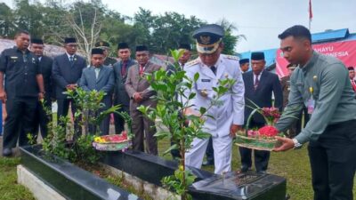 Pemkab Simeulue Serta Unsur Forkopimda Gelar Ziarah dan Tabur Bunga di Taman Makam Bahagia