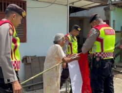 Semarak Kemerdekaan, Sat Samapta Polres Langsa Bagi-Bagi Bendera