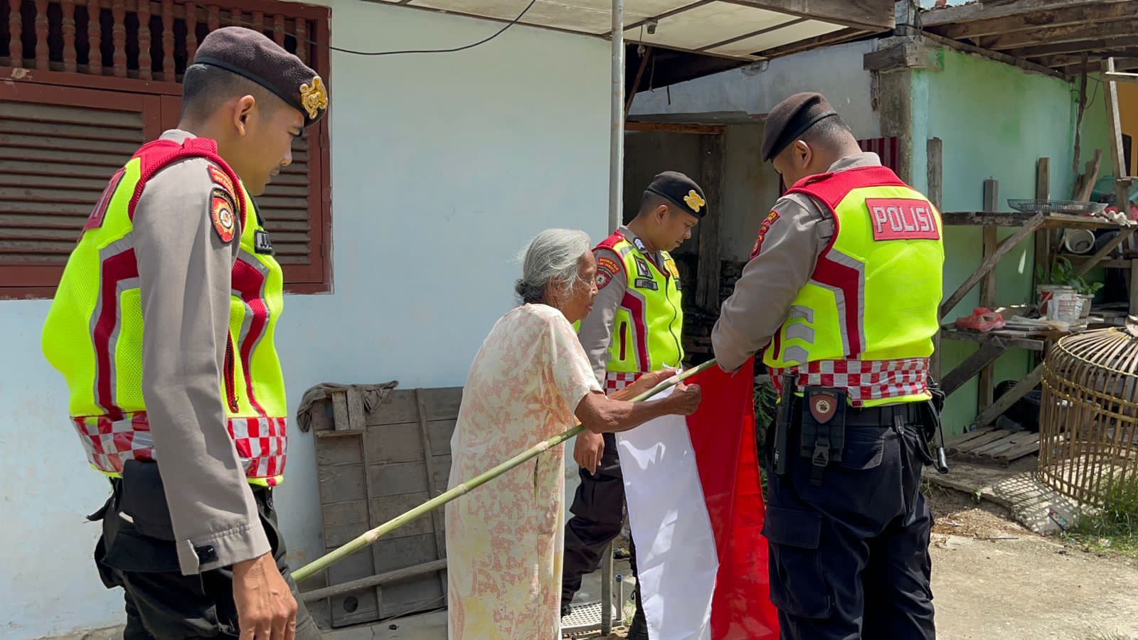 Semarak Kemerdekaan, Sat Samapta Polres Langsa Bagi-Bagi Bendera 1 sat