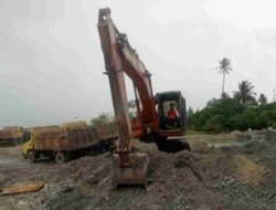 Satu Unit Alat Berat Jenis Excavator Lakukan Penggerukan Galian C Tampa Izin