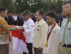 Penjabat Gubernur Aceh Bagikan Ribuan Bendera Merah Putih