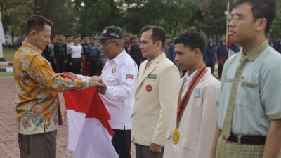 Penjabat Gubernur Aceh Bagikan Ribuan Bendera Merah Putih