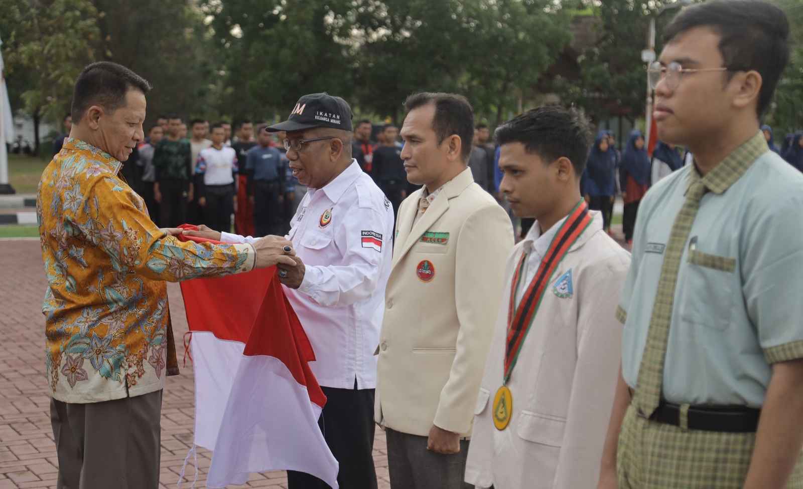 Penjabat Gubernur Aceh Bagikan Ribuan Bendera Merah Putih