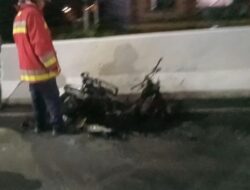 Satu Unit Sepmor Terbakar di Jembatan Flayover Simpang Surabaya