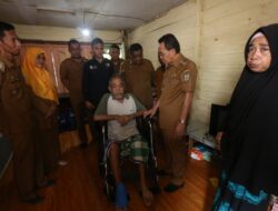 Pj Wali Kota Banda Aceh Serahkan Bantuan Kursi Roda Untuk Warga Duafa