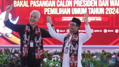 Bakal calon Presiden Ganjar Pranowo bersama bakal calon Wakil Presiden Mahfud MD